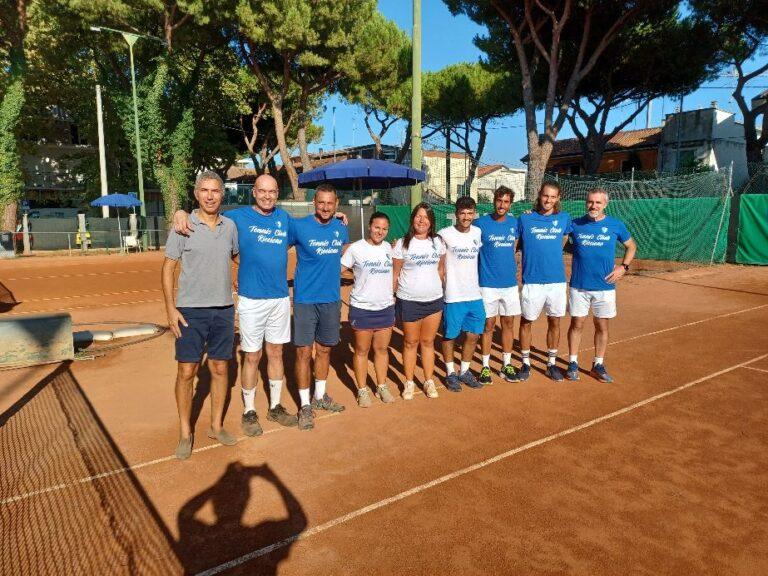 La squadra dei maestri del Tennis Club Riccione al completo con il presidente Moreno Pecci