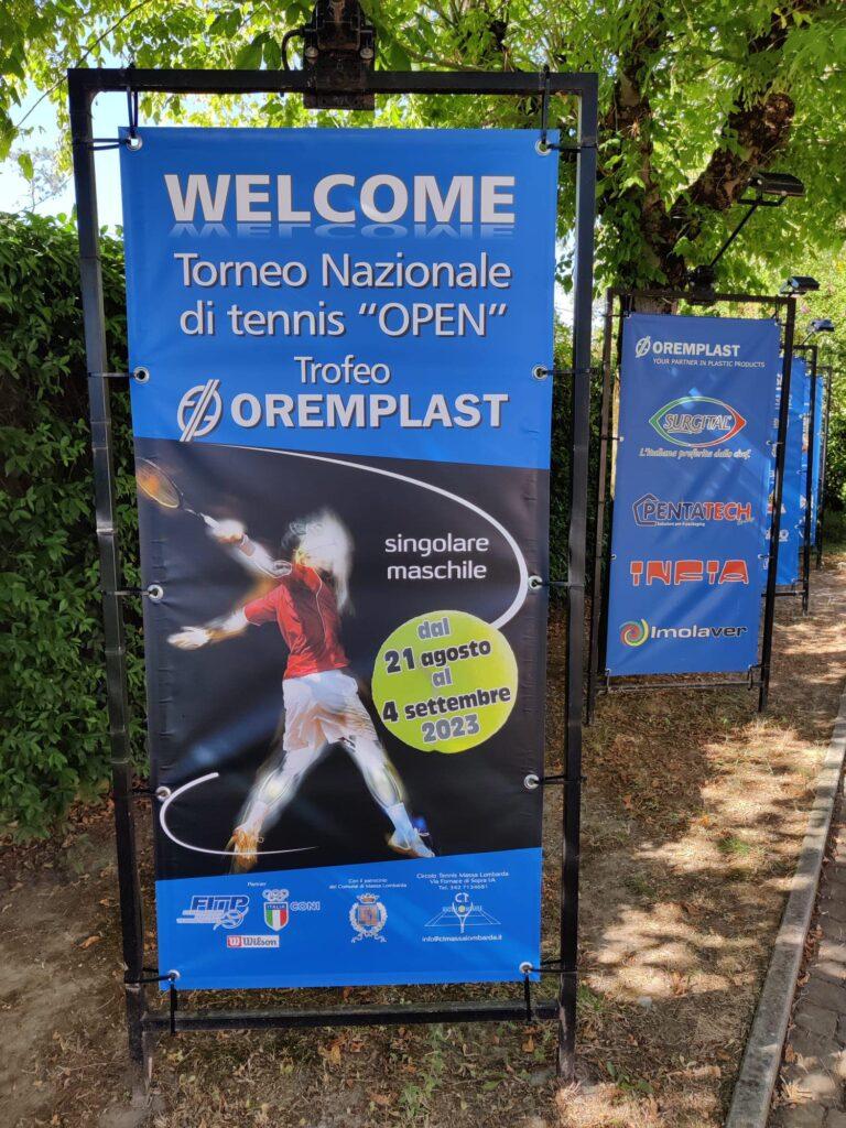 I cartelli di benvenuto all'ingresso del Circolo Tennis Massa Lombarda