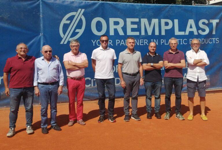 Il direttivo del Circolo Tennis Massa Lombarda, con a sinistra Giancarlo e Oreste Pagani (Oremplast)