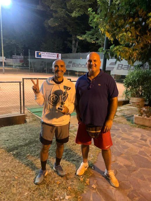 Il direttore del Circolo Tennis Cacciari, Antonio Di Perna, premia Ennio Rombi