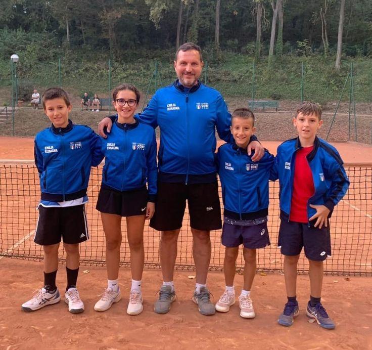 Il maestro Riccardo Zardi con gli allievi del Ct Cacciari