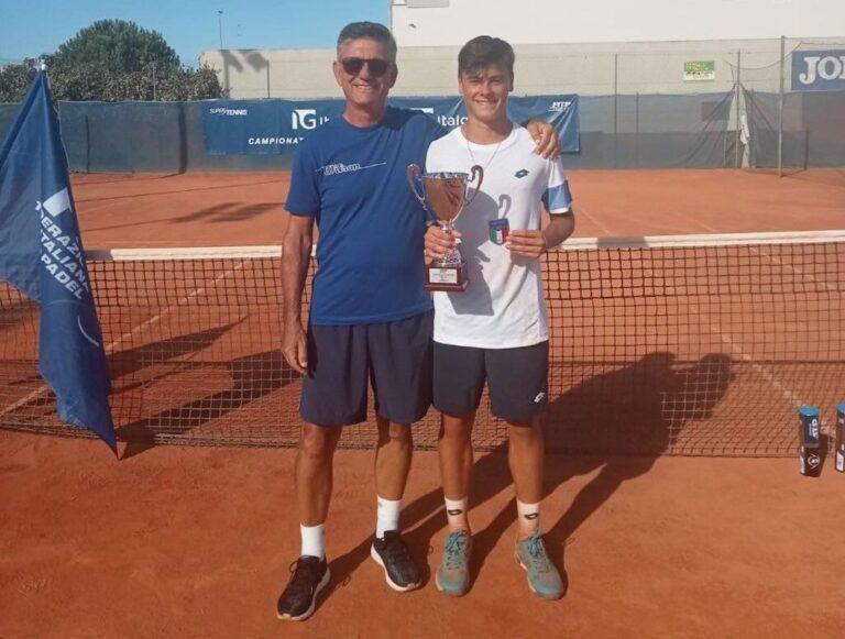 Pietro Ricci con il maestro Enzo Bonaldo dopo la conquista dello scudetto Under 15 in doppio