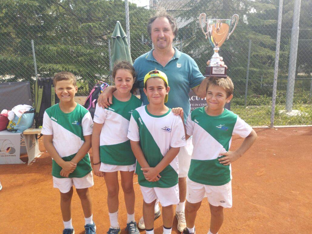 La squadra Under 10 mista del Ct Massa Lombarda festeggia il successo nella fase di macroarea
