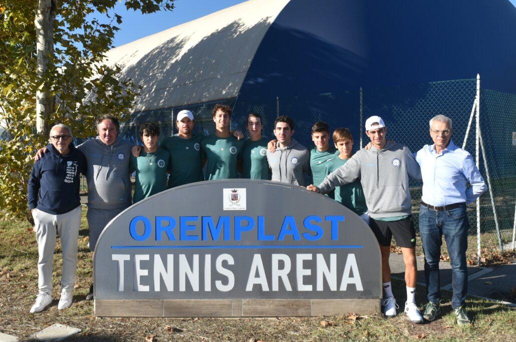 La squadra di serie A1 del Ct Massa Lombarda con tecnici e dirigenti davanti alla Oremplast Arena