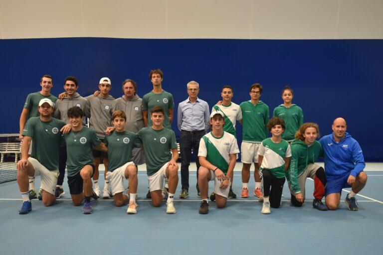 La squadra di A1 del Ct Massa Lombarda con i raccattapalle e il maestro Matteo Versari