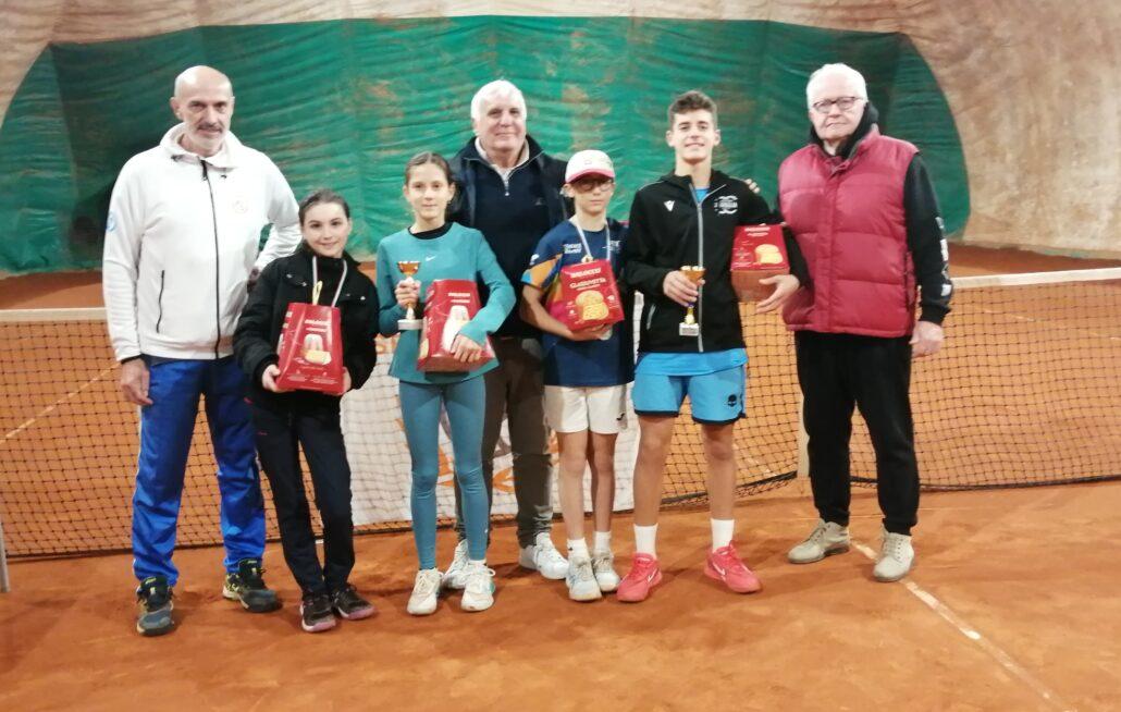 La premiazione del Rodeo Under 12 del Russi Sporting Club: i finalisti con Marco Foschini, il giudice arbitro Paride Gordini e lo sponsor Gianfranco Zanotti
