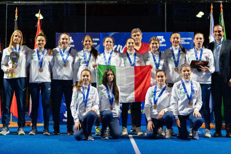 La squadra azzurra femminile che ha vinto la medaglia di bronzo ai Mondiali junior di padel