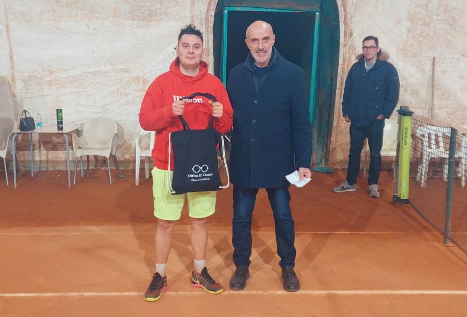 Marco Foschini (Russi Sporting Club) premia Michele Cavina