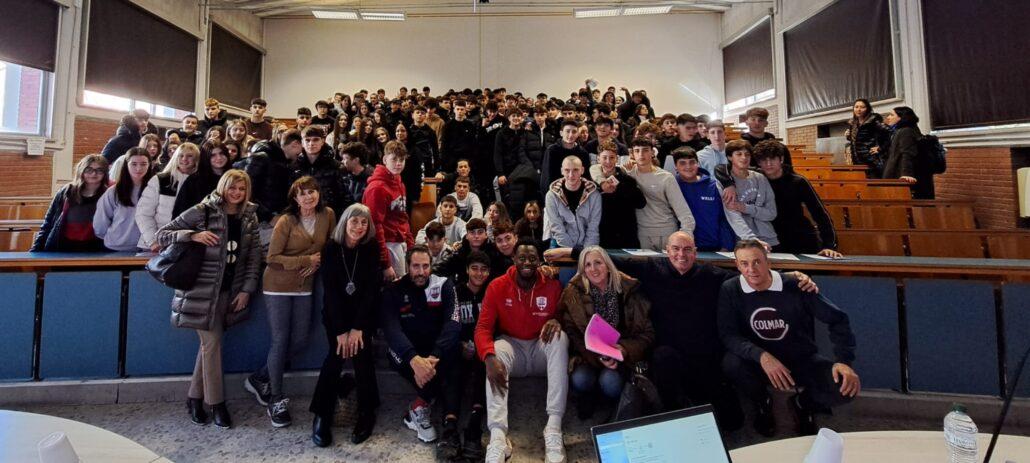 Sana Cultura Sportiva: Fabrizio Serafini incontra gli studenti del ‘Valturio’ di Rimini con il cestista Simon Anunba