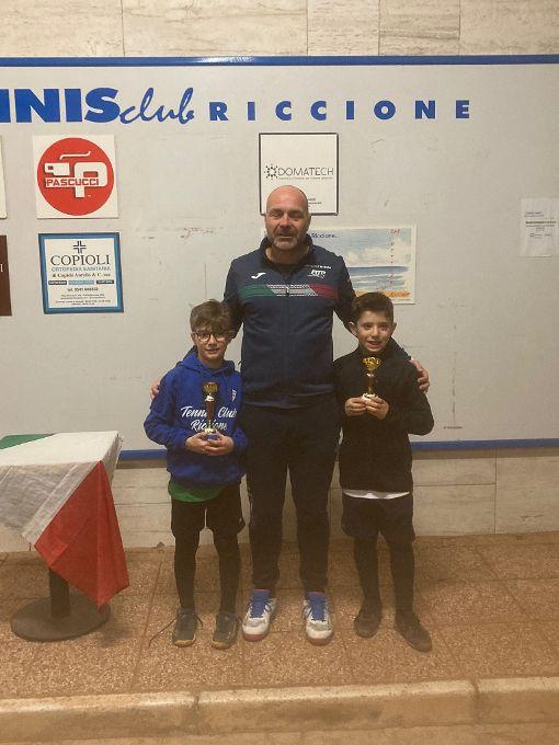 Simone Lusini premia i finalisti dell'Under 10 maschile al Tc Riccione