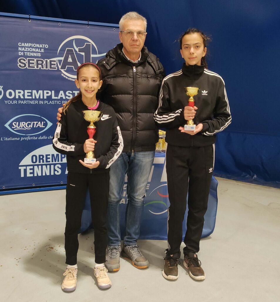 Sofia Foggia e Gioia Angeli premiate da Fulvio Campomori, dirigente del CT Massa Lombarda