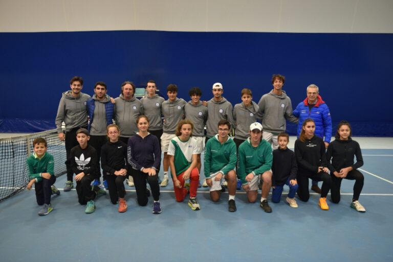 La squadra di serie A1 del Circolo Tennis Massa Lombarda con alcuni giovani del club