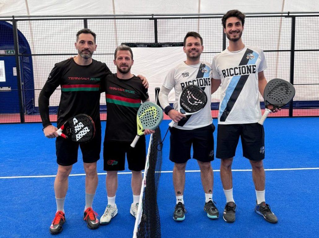 Alessandro Belotti e Pietro Conti con i giocatori del Ternana Padel
