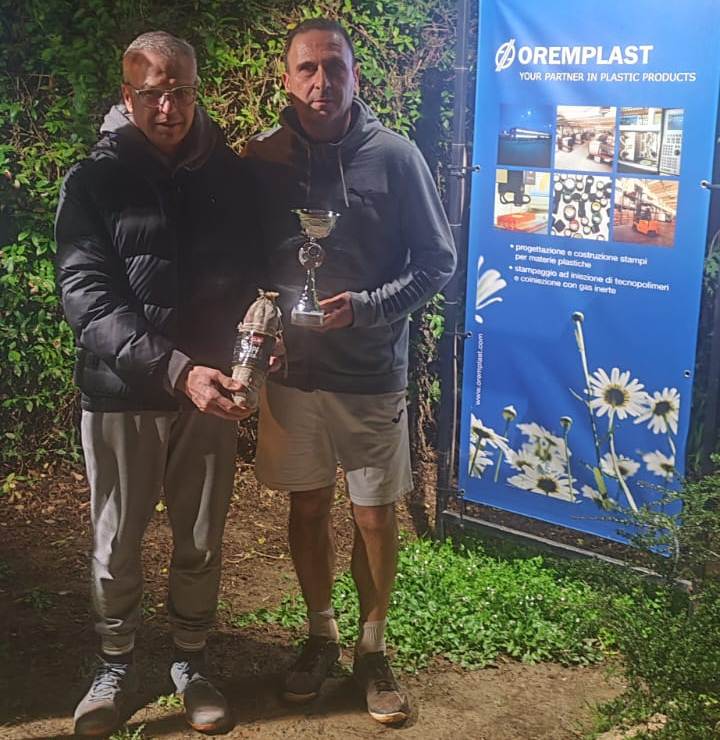 Fulvio Campomori premia Jacopo Zani, vincitore del torneo Rodeo Trofeo Oremplast