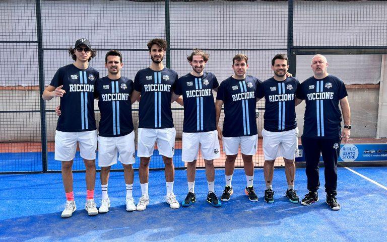 La squadra di serie B del Padel Club Riccione con coach Antonio Mami