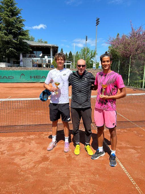 Il maestro Giovanni Pacchioni con i vincitori del doppio ad Haskovo