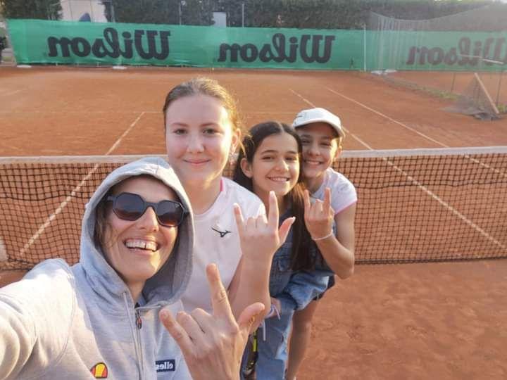 La formazione Under 14 femminile del Ct Cicconetti con la maestra Sara Sirena in primo piano