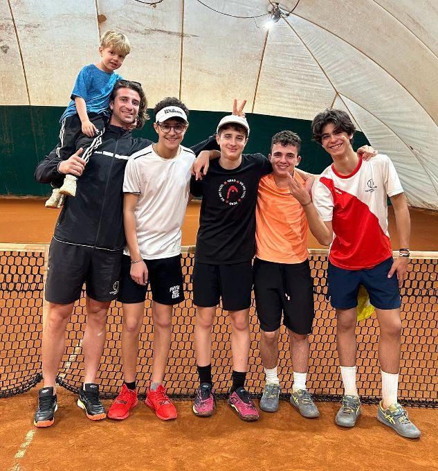 La squadra del Tc Viserba A Under 14 con il maestro Alessandro Canini