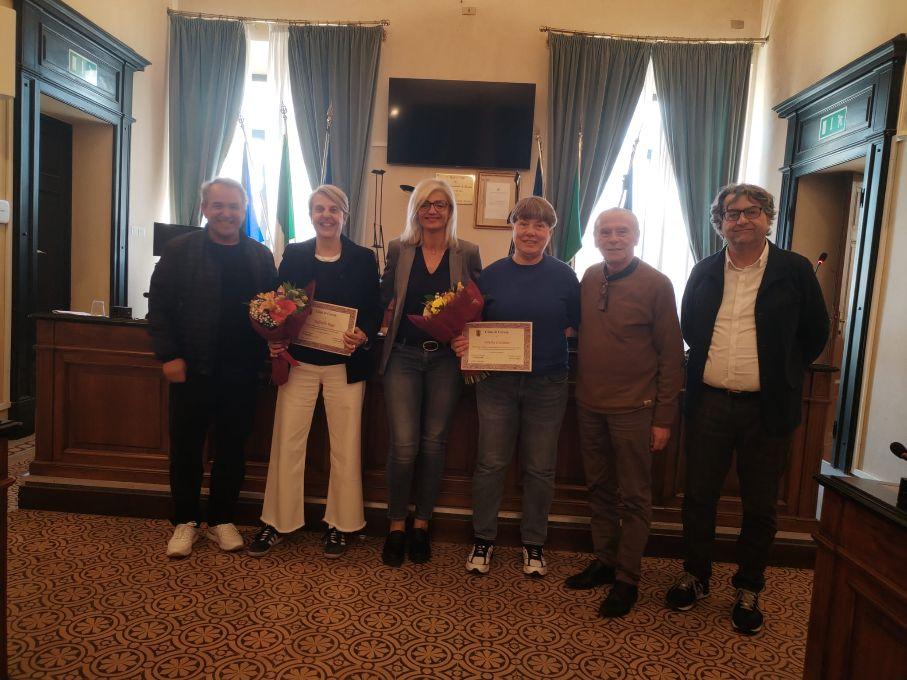 Raffaella Reggi e Sandra Cecchini nella Sala del Consiglio Comunale di Cervia