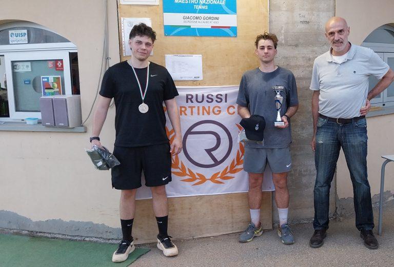Elia Farneti e Filippo Mini premiati da Marco Foschini (Russi Sporting Club)