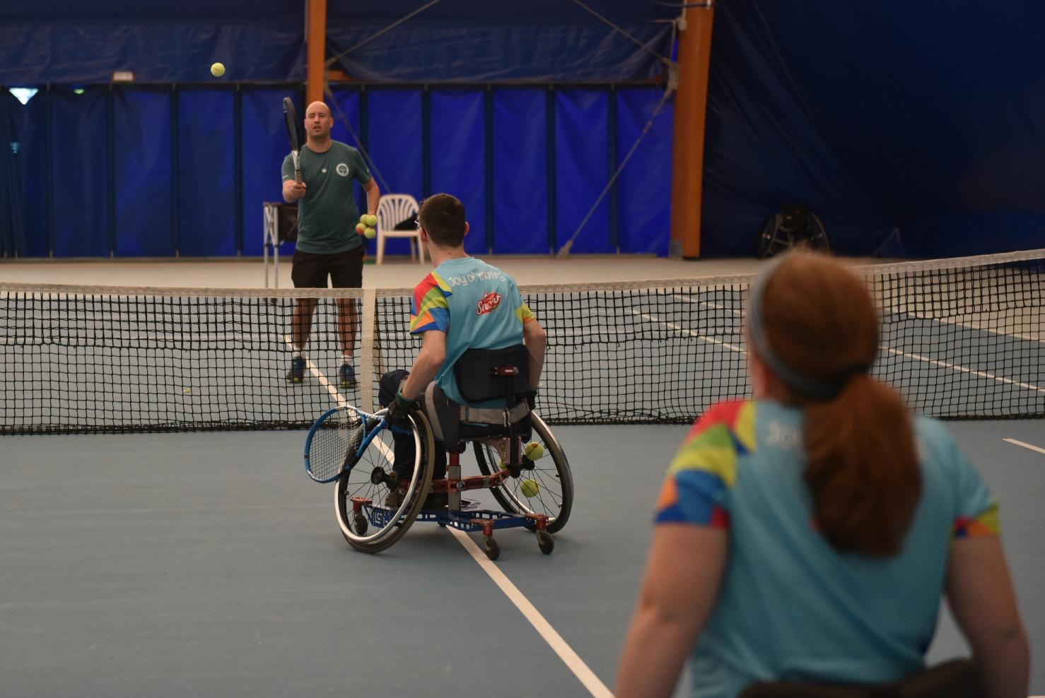 Per gli atleti in carrozzina seduta di allenamento con il maestro Matteo Versari all'Oremplast Tennis Arena di Massa Lombarda