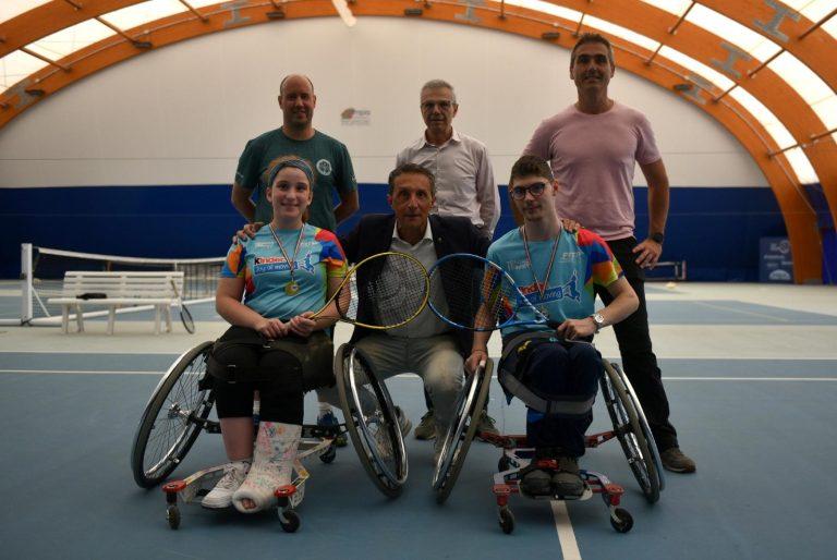 Il sindaco di Massa Lombarda, Daniele Bassi, e l'assessore Stefano Sangiorgi con i protagonisti della tappa del Tennis Trophy Wheelchair, il maestro Matteo Versari e il dirigente Fulvio Campomori