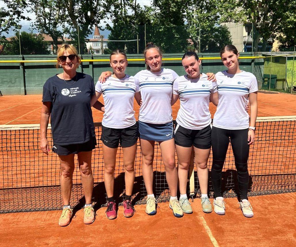 La squadra di serie C femminile del Tennis Club Faenza con la capitana Flora Perfetti