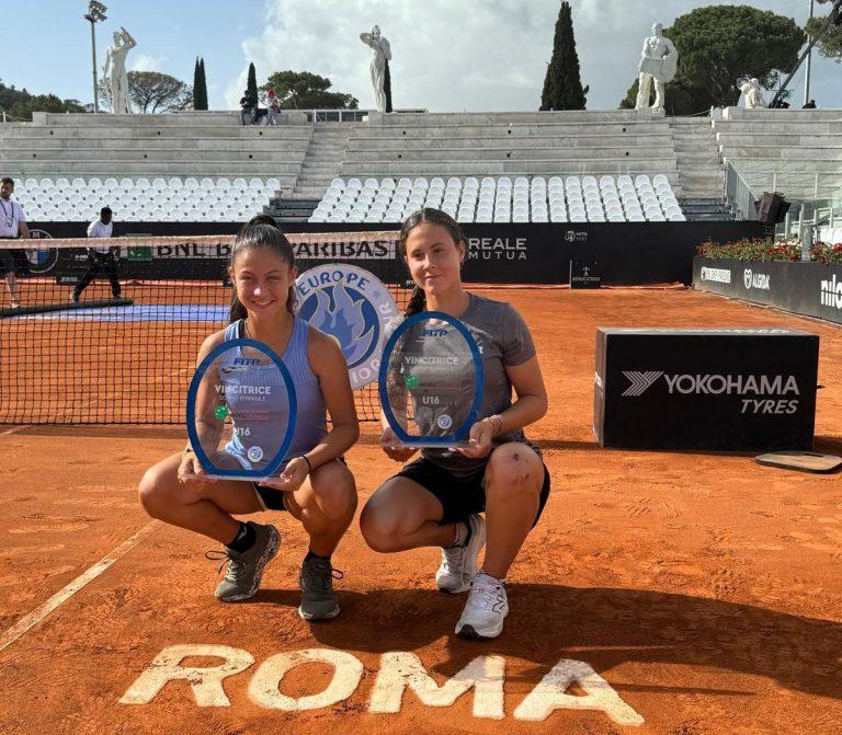 Ylenia Zocco e Virginia Proietti con il trofeo sullo stadio Pietrangeli del Foro Italico