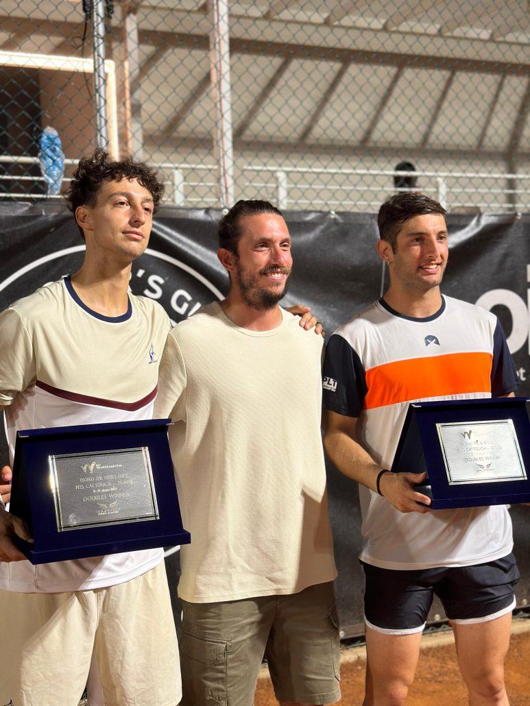 Francesco Forti e Andrea Picchione festeggiano con Federico Bertuccioli