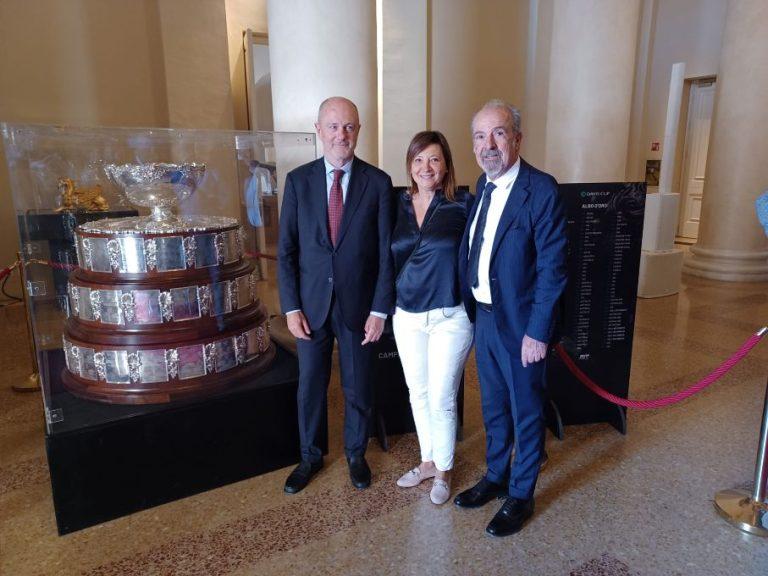 La presidente del Circolo Alleanza Sportiva, Antonia Barnabè, con il preidente federale Angelo Binaghi ed il presidente regionale Gilberto Fantini