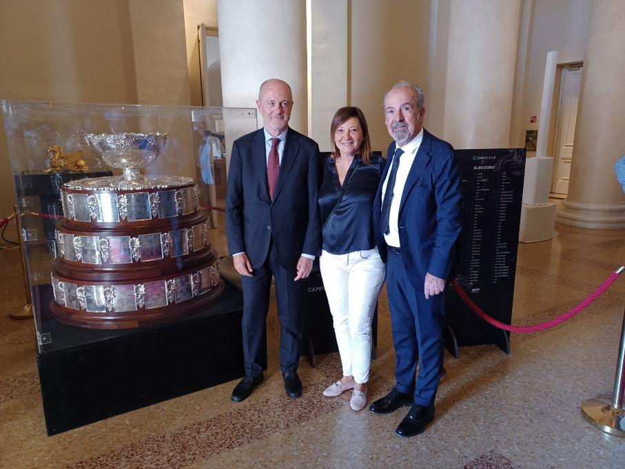 La presidente del Circolo Alleanza Sportiva, Antonia Barnabè, con il preidente federale Angelo Binaghi ed il presidente regionale Gilberto Fantini