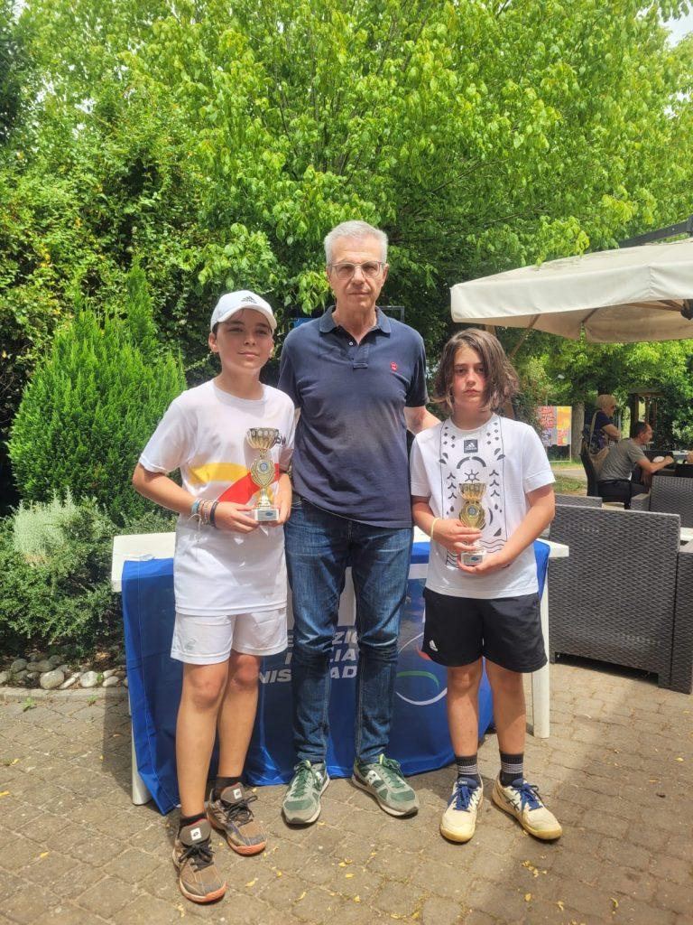Gli under 12 Lorenzo Orselli e Alessandro Teodorani premiati da Fulvio Campomori
