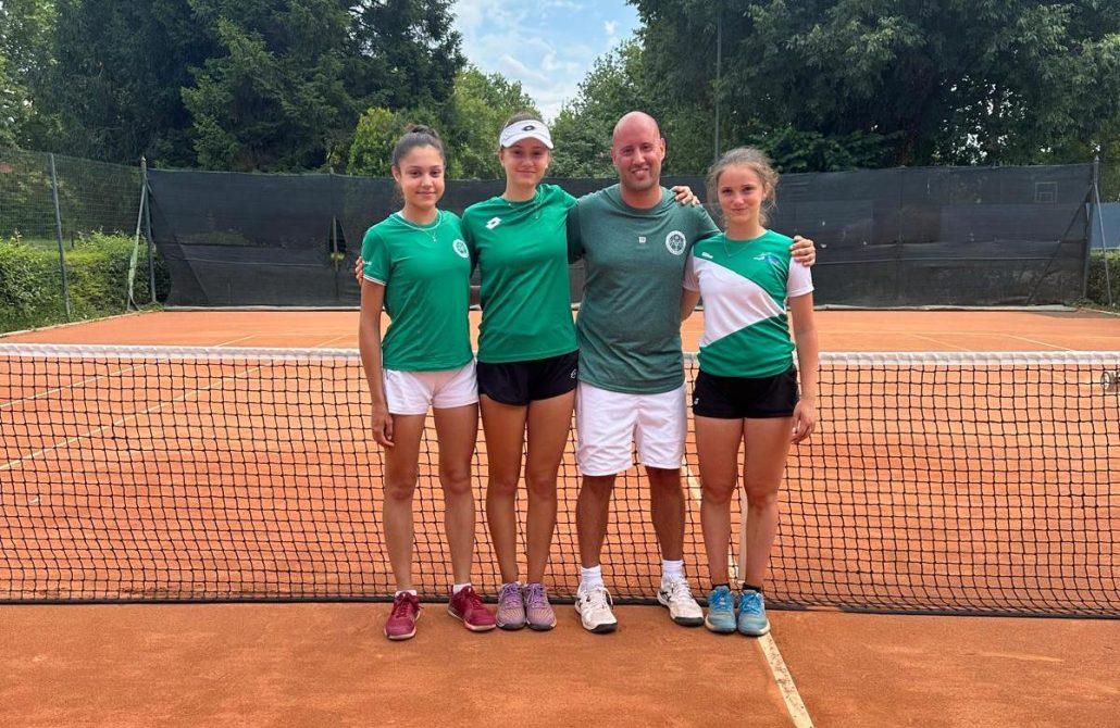 Le ragazze della squadra Under 16 del Ct Massa Lombarda con il maestro Matteo Versari