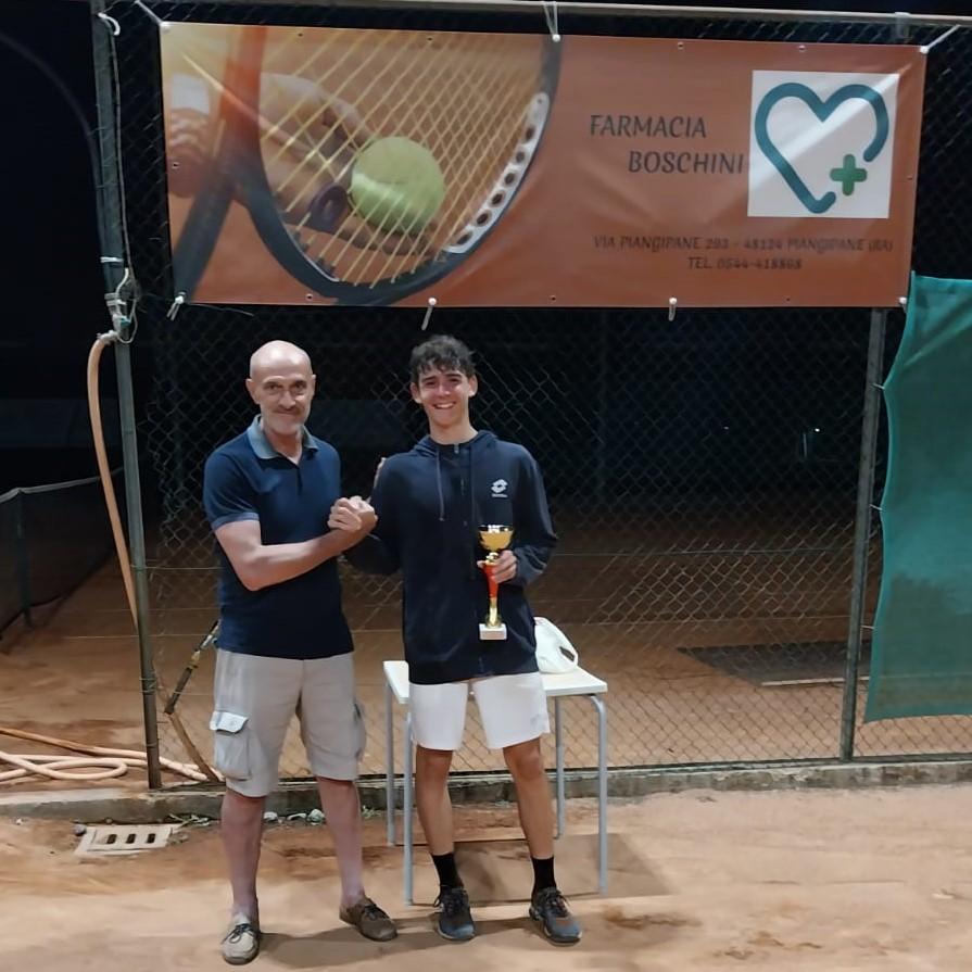 Federico Strocchi premiato da Marco Foschini, presidente Russi Sprting Club