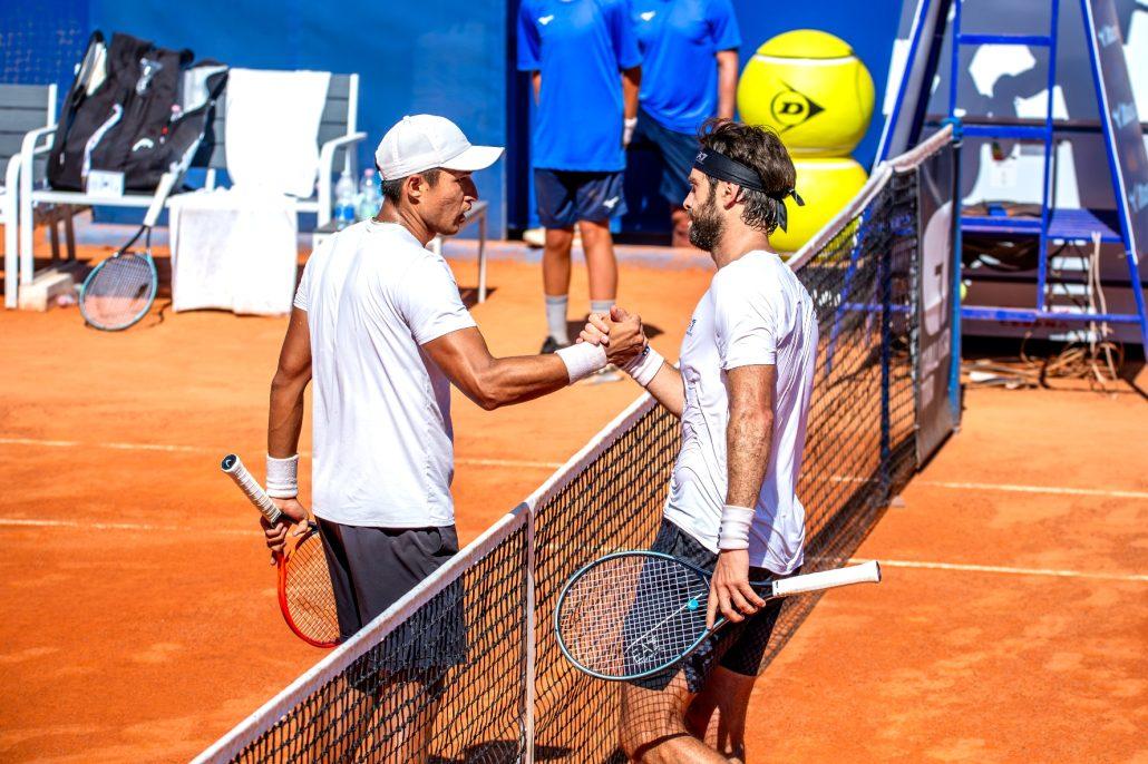 La stretta di mano fra Pedro Sakamoto e Nikoloz Basilashvili
