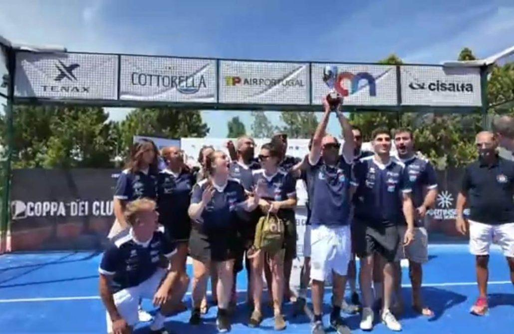 Il capitano del Russi Padel, Antonio Zangaro, alza la coppa per il 4° posto alle Finali Nazionali di Coppa dei Club MSP