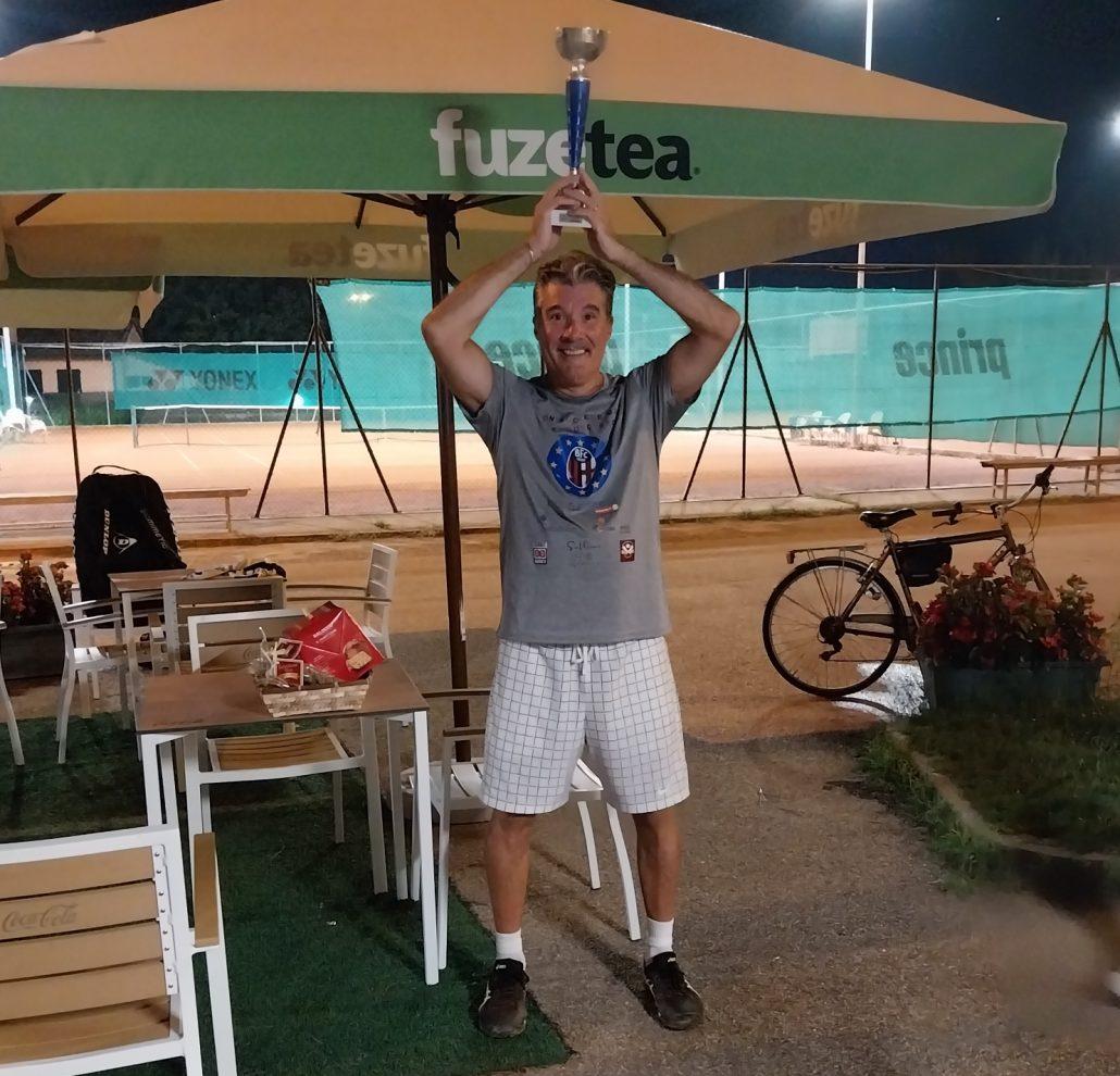 Fabrizio Mistri alza la coppa al Russi Sporting Club