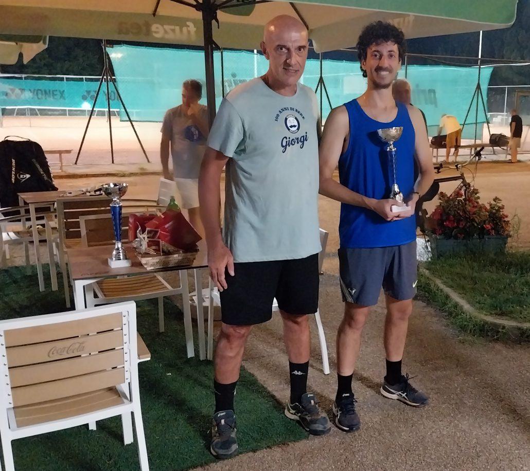 Marco Foschini (presidente Russi Sporting Club) premia Luca Devincenzi