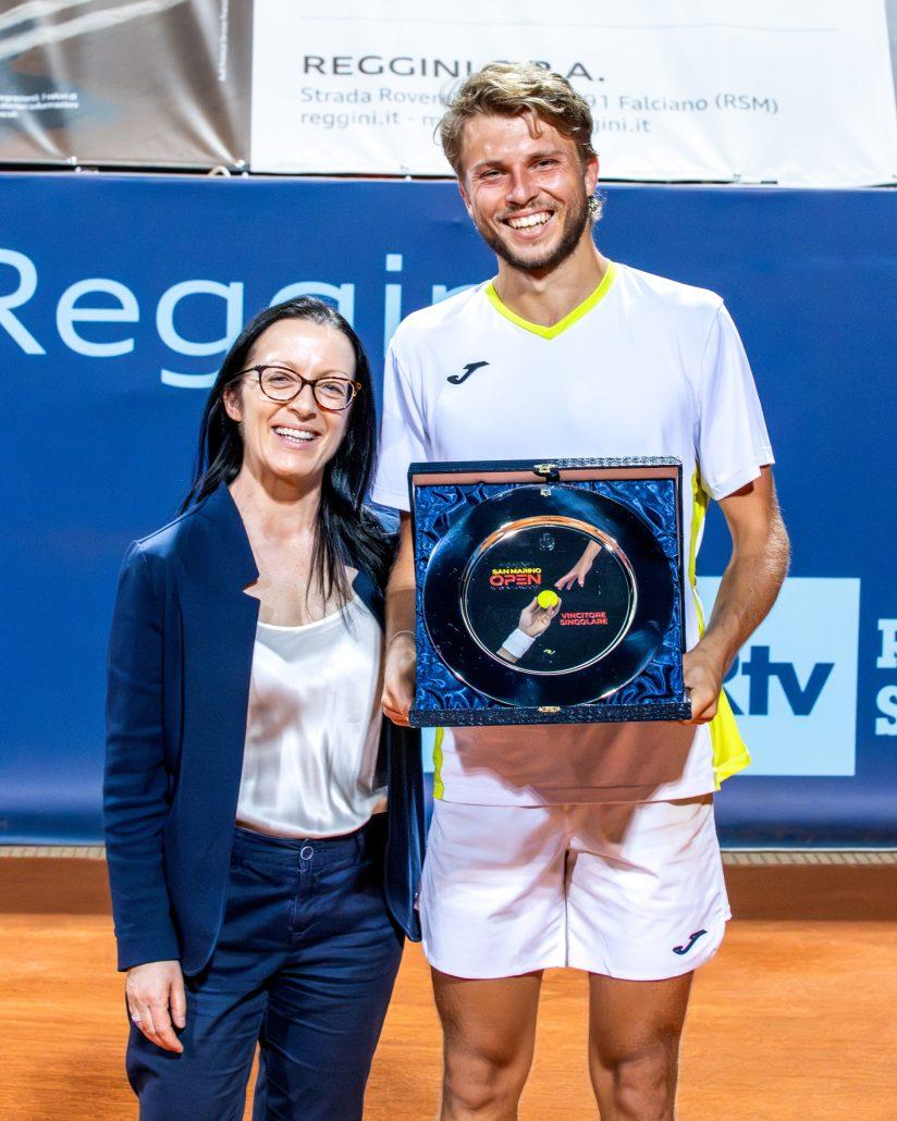 l direttore del torneo Mahena Abbati con il vincitore Alexandre Muller