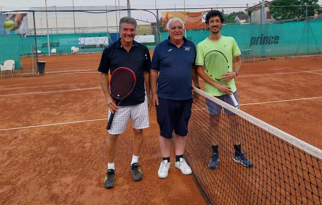 Fabrizio Mistri e Luca Devincenzi prima della finale con il giudice arbitro Paride Gordini