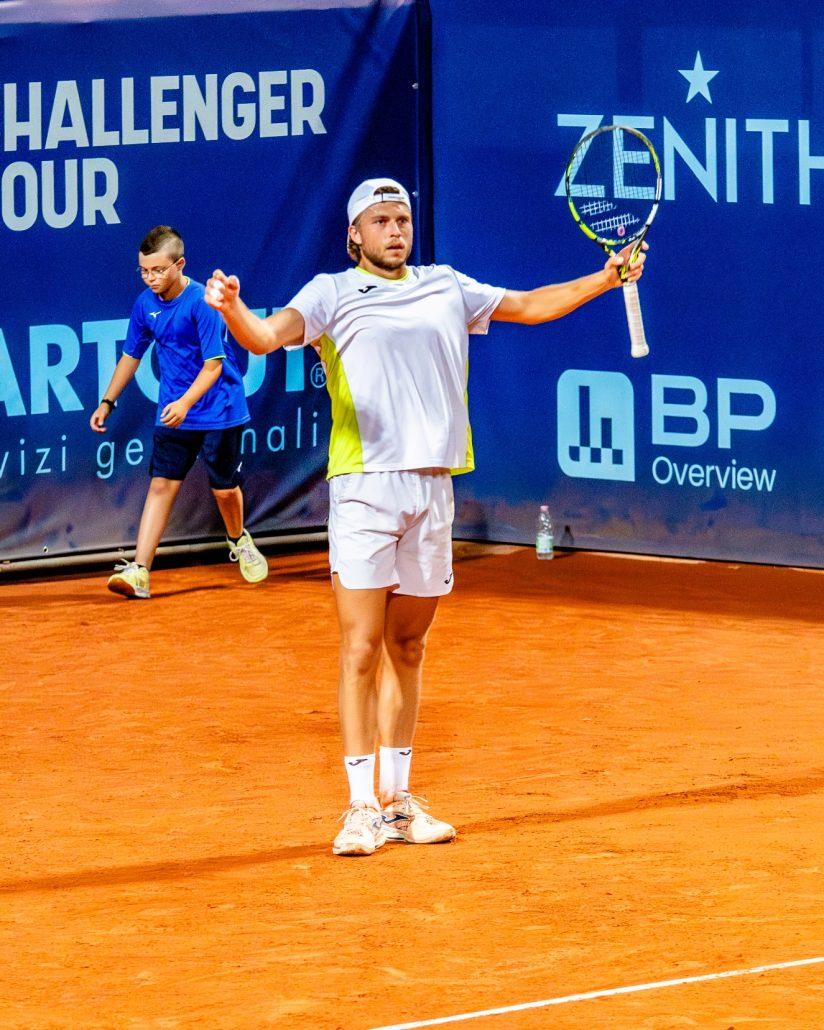 Alexandre Muller esulta subito dopo l'ultimo punto