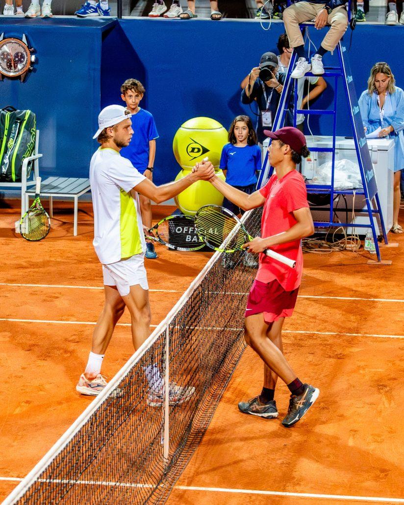 La stretta di mano fra Alexandre Muller e Chun-Hsin Tseng