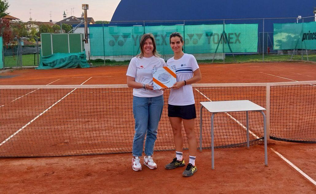 Francesca Bentini premia la vincitrice Alessia Ercolino