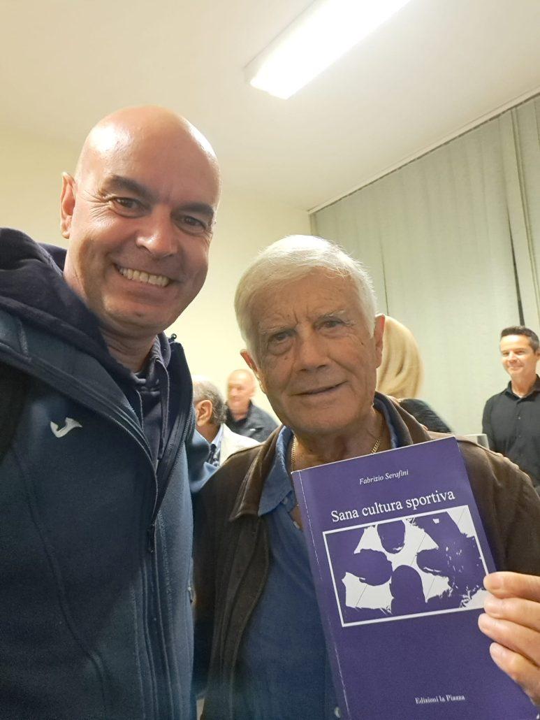 Tra il maestro Fabrizio Serafini ed il campionissimo Giacomo Agostini è subito feeling parlando di “Sana Cultura Sportiva”