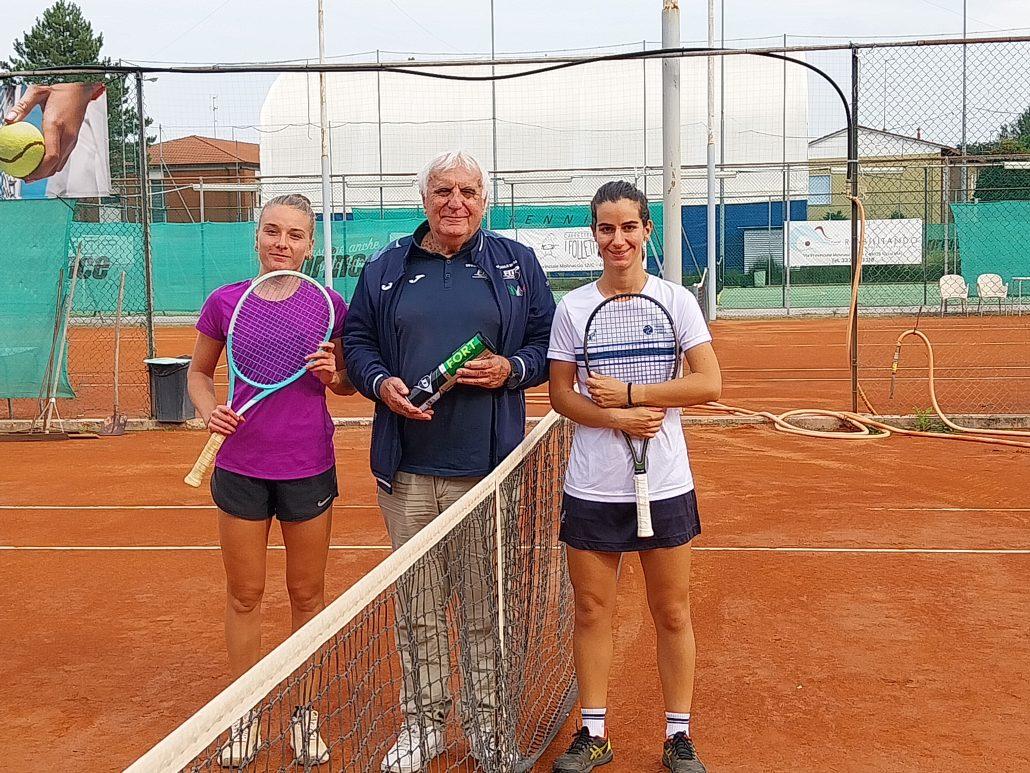 Giulia Tozzola e Alessia Ercolino con il giudice arbitro Paride Gordini