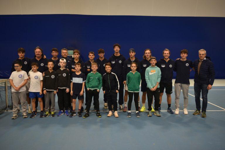 La squadra del Ct Massa Lombarda con alcuni giovani allievi della scuola tennis locale