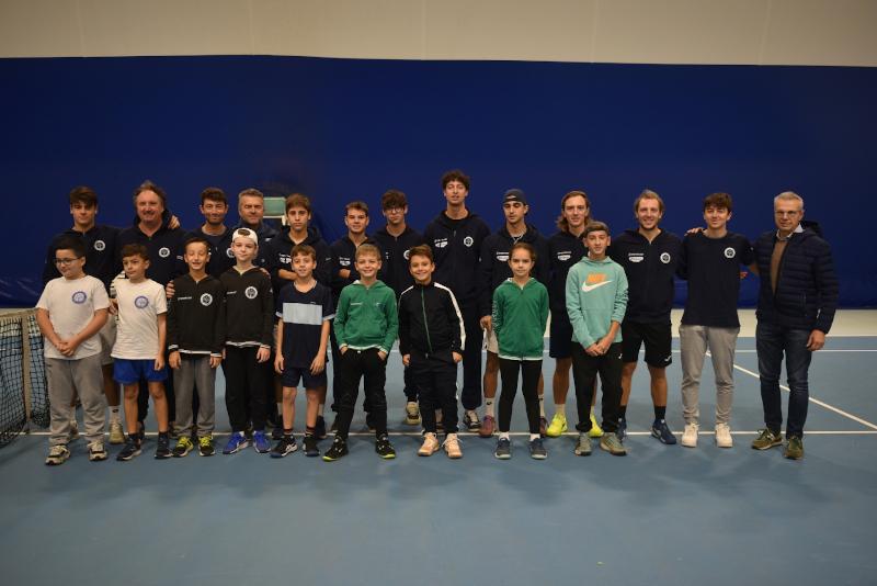 La squadra del Ct Massa Lombarda con alcuni giovani allievi della scuola tennis locale
