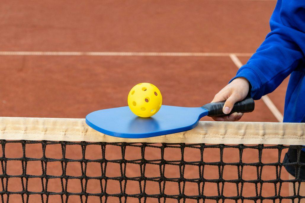 Racchetta e pallina di Pickleball