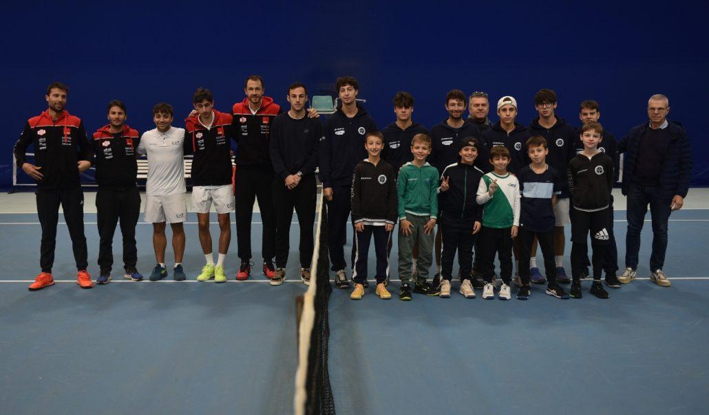 Le squadre di Tc Italia Forte dei Marmi e Ct Massa Lombarda schierate all'Oremplast Tennis Arena