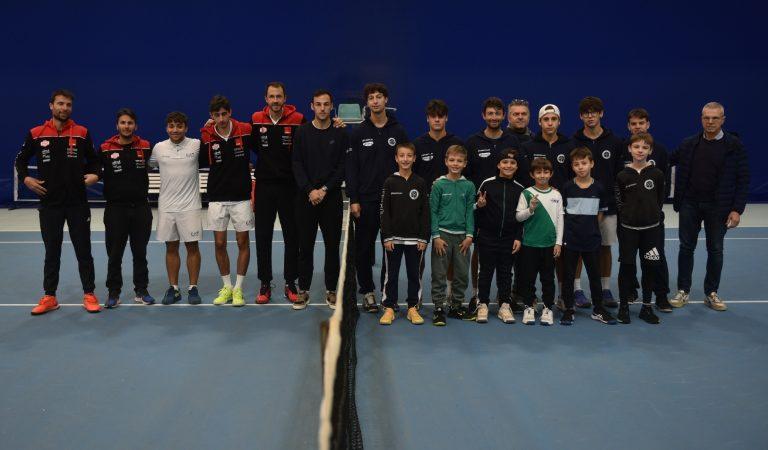 Le squadre di Tc Italia Forte dei Marmi e Ct Massa Lombarda schierate all'Oremplast Tennis Arena